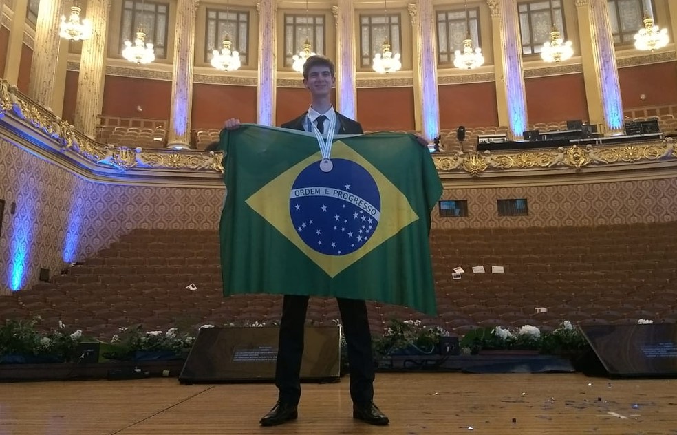 Vinícius Armelin com a medalha de ouro na Olimpíada Internacional de Química conquistada na República Tcheca (Foto: Arquivo pessoal/Pavel Švec)