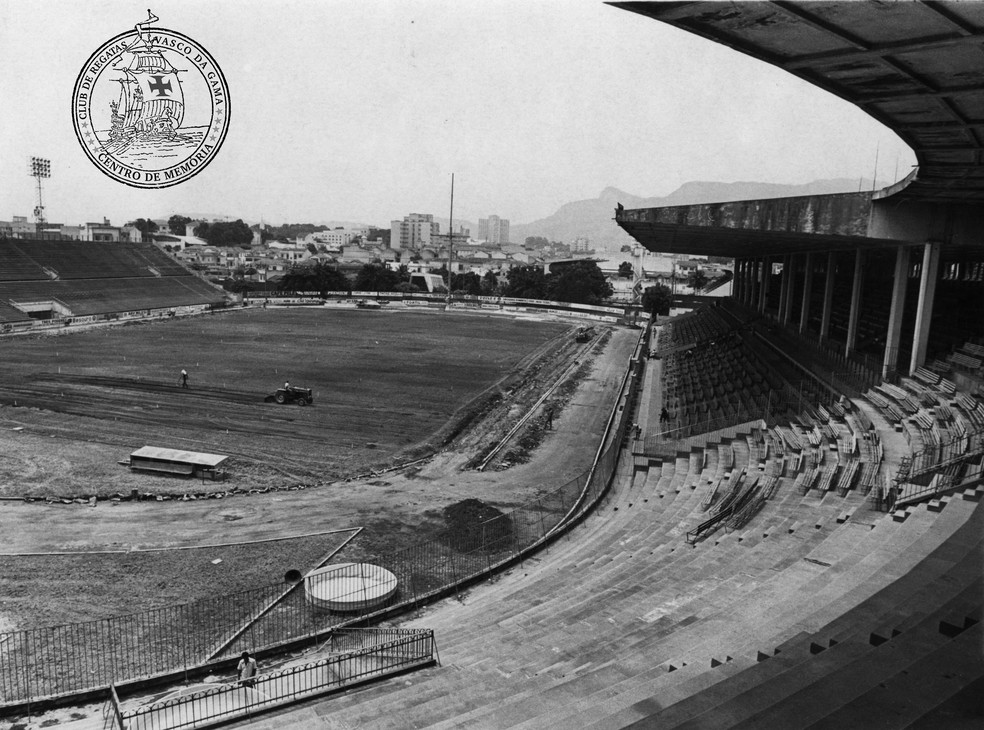 Nos anos 1930, durante curto espaço de tempo, São Januário chegou a ter bancos de madeira na social e nas arquibancadas. No detalhe do campo, obras para a construção do campo de atletismo (Foto: Vasco da Gama / Centro de Memória)
