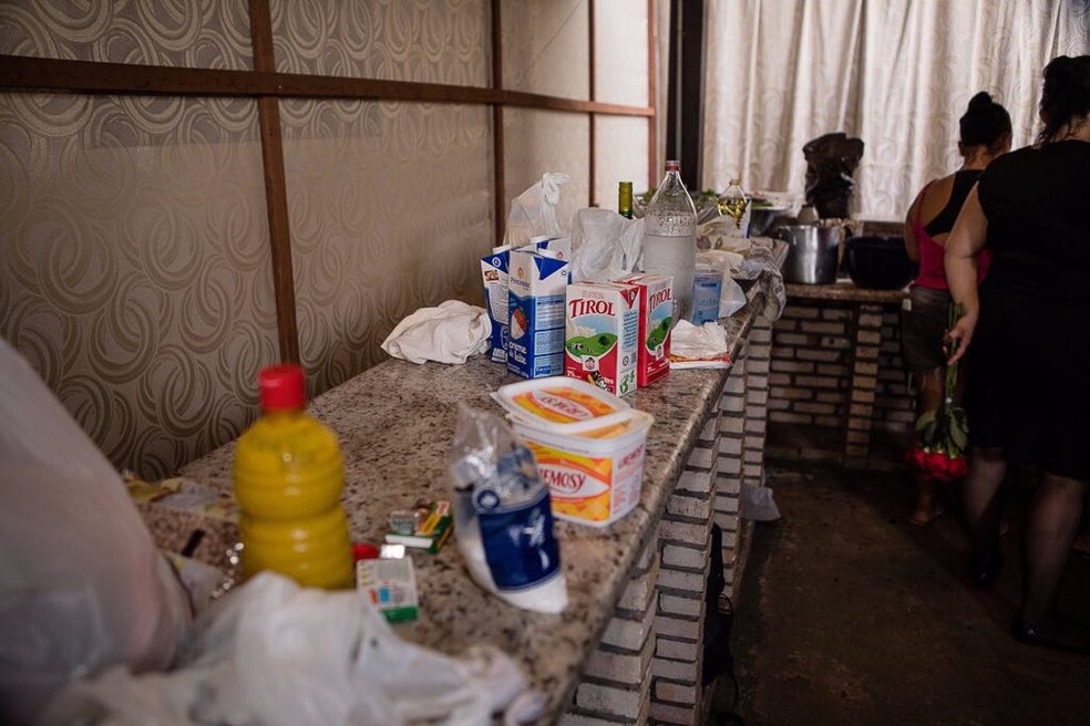 Convidados compraram allimentos e prepararam comida para o casamento do casal (Foto: Arquivo pessoal)