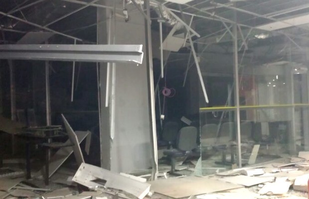 Agência bancária fica destruída após ação de criminosos em Piracanjuba, Goiás (Foto: Divulgação/ Polícia Militar)