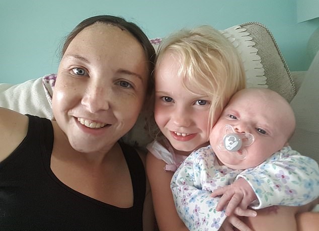Dominique e as filhas pouco depois da cirurgia para retirada do tumor (Foto: Reprodução Facebook)