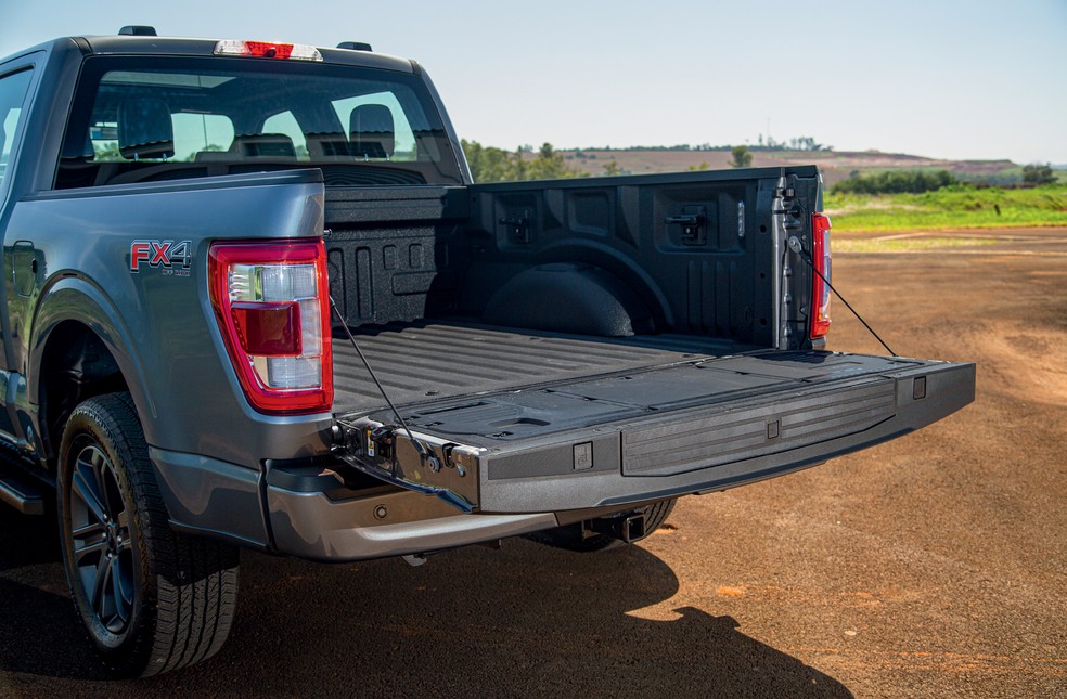 Caçamba da Ford F-150 não é tão generosa na capacidade — Foto: Renato Durães