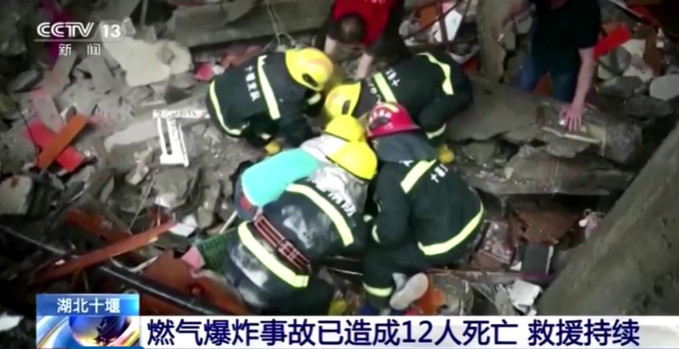 Equipe de resgate trabalha no local da explosão de gás em Shiyan — Foto: Reuters/CCTV