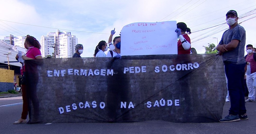 Profissionais da saúde protestam para pedir EPIs em hospital de Manaus — Foto: Rede Amazônica/Reprodução