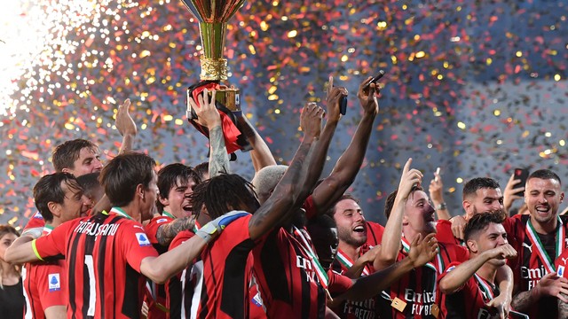 Jogadores do Milan celebram com a taça de campeão italiano 2021/22
