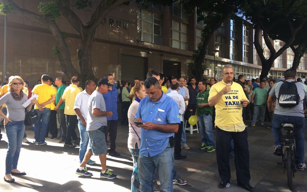 Centena de taxistas aguardam início de audiência, marcada para as 10h30 (Foto: Alba Valéria Mendonça / G1)