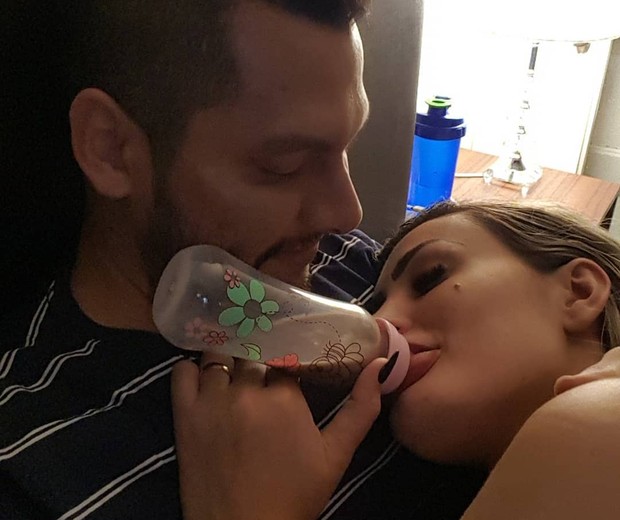 Andressa Urach toma mamadeira no colo do marido (Foto: Reprodução/Instagram)