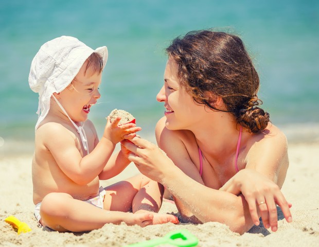Seu bebê pode aproveitar a praia, desde que bem protegido (Foto: Thinkstock)
