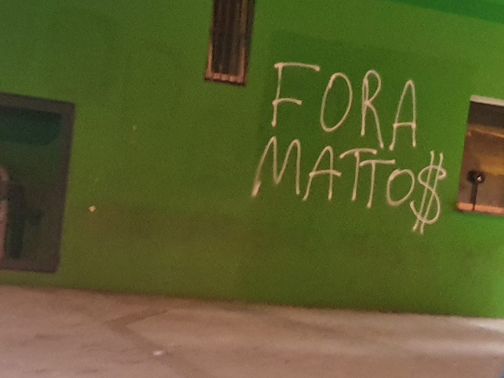 Muros do Palmeiras pichados � Foto: Reprodu��o