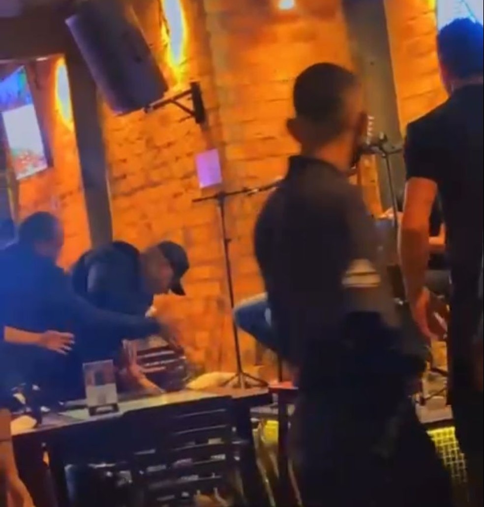 Cliente é agredido por segurança no Zenaide Bar, em Uberlândia — Foto: Reprodução/Redes Sociais
