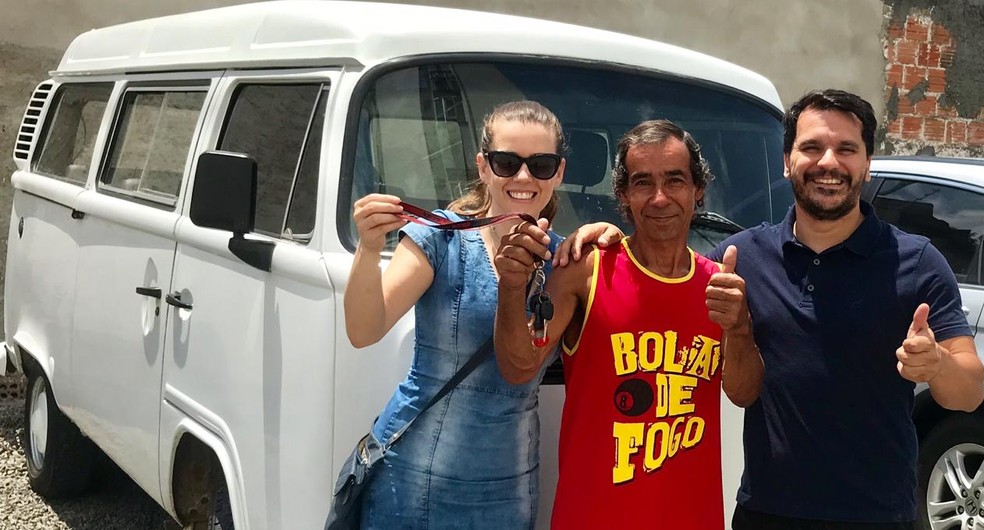 Paulo, Estela e o marido dela no dia em que buscaram a Kombi, em Canoas. — Foto: Arquivo pessoal
