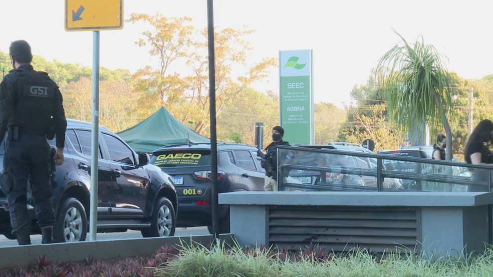 Ministério Público e Polícia Civil durante cumprimento de mandados de busca e apreensão no Distrito Federal — Foto: TV Globo/Reprodução