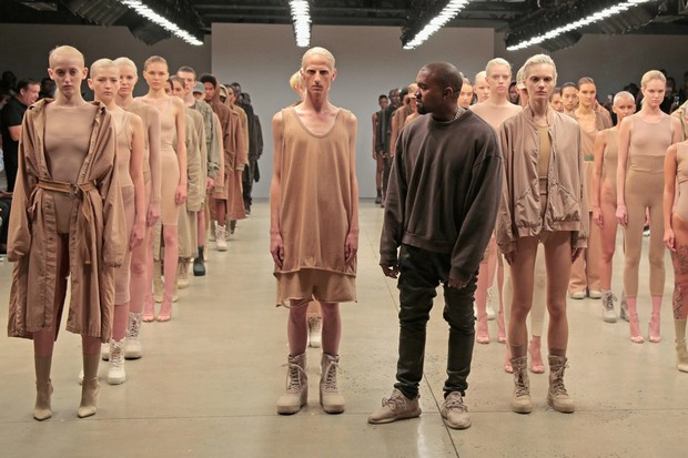 Kanye West em seu desfile de moda Yeezy Season 2 em setembro de 2015 (Foto: Randy Brooke/Reprodução)