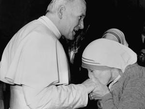 Foto de arquivo de novembro de 1978 mostra Madre Teresa de Calcutá e o Papa João Paulo II no Vaticano (Foto: STR / AFP)