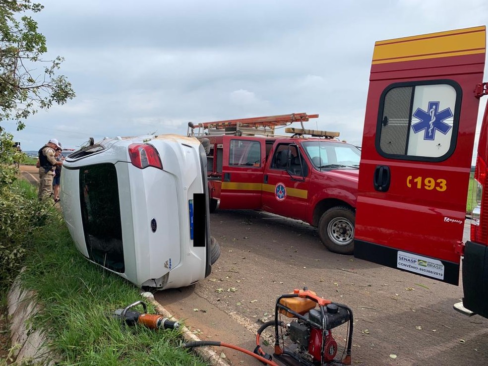 Carro capotou no km 234 da BR-352 em Patos de Minas — Foto: Corpo de Bombeiros/Divulgação