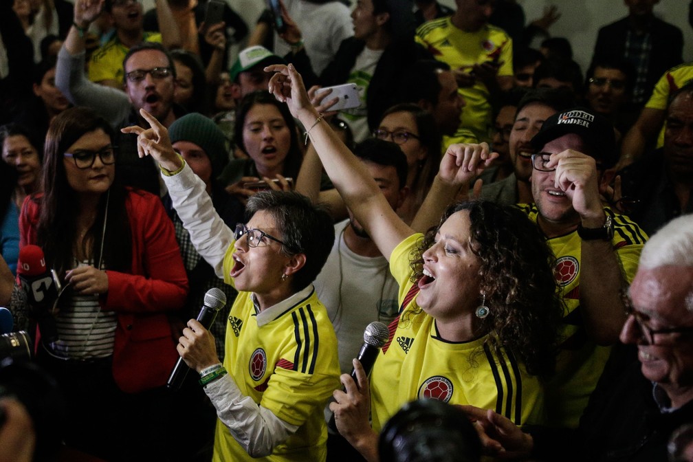 Claudia López (à esquerda) e senadora Angélica Lozano, durante uma campanha de uma consulta popular para frear a corrupção na Colômbia, em 2018 — Foto: Ivan Valencia/ AP