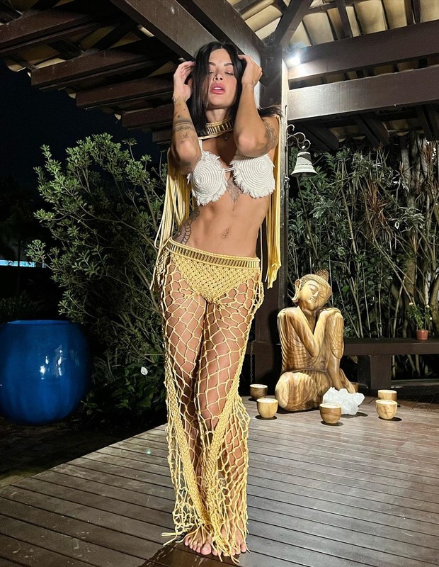 Aline Campos, ex Riscado, usa look sereia com saia telada e exibe ...