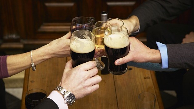 Bebida; trabalho; happy hour; cerveja; brinde (Foto: Thinkstock)
