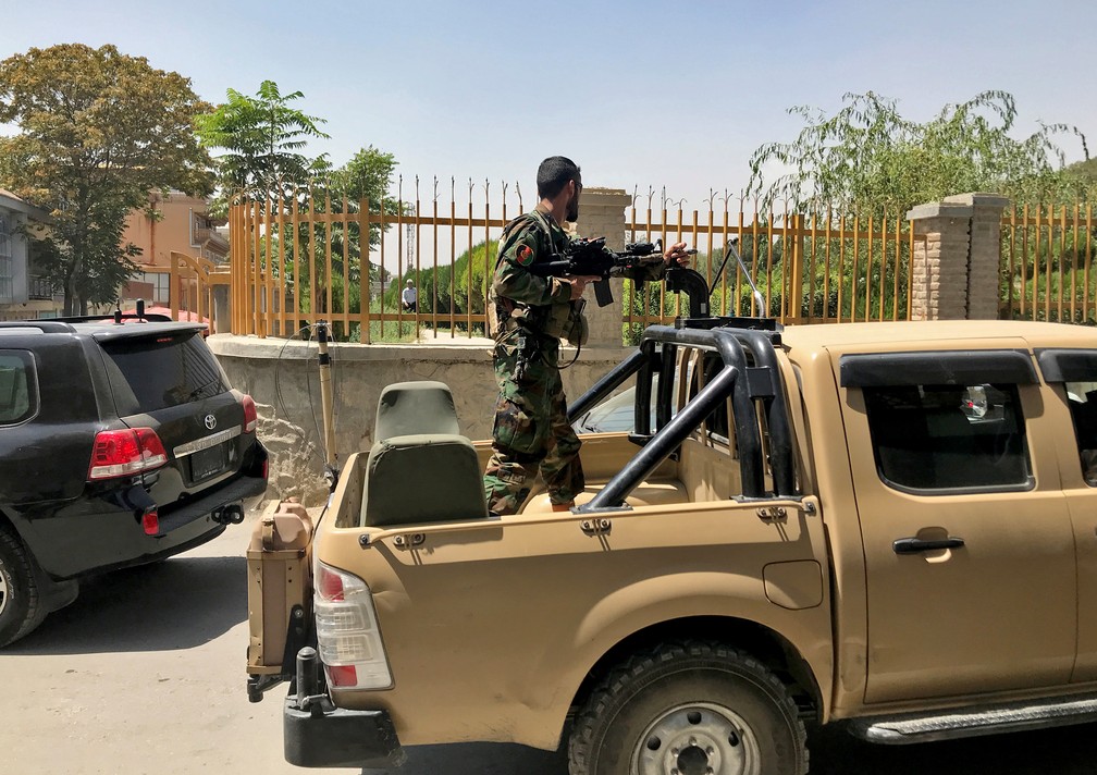 Soldado afegão patrulha em um veículo militar na capital Cabul  — Foto: REUTERS/Stringer