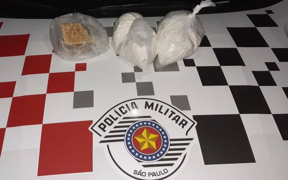 Homem &eacute; preso com mais de 2 kg de drogas na zona sul de S&atilde;o Jos&eacute; &mdash; Foto: Pol&iacute;cia Militar/Divulga&ccedil;&atilde;o