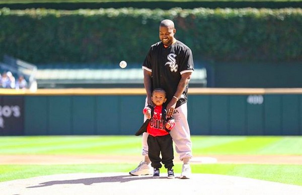O rapper Kanye West na companhia do filho, Saint, na abertura do jogo entre Chicago White Sox e Chicago Cubs no estádio Guaranteed Rate Field  (Foto: Instagram)