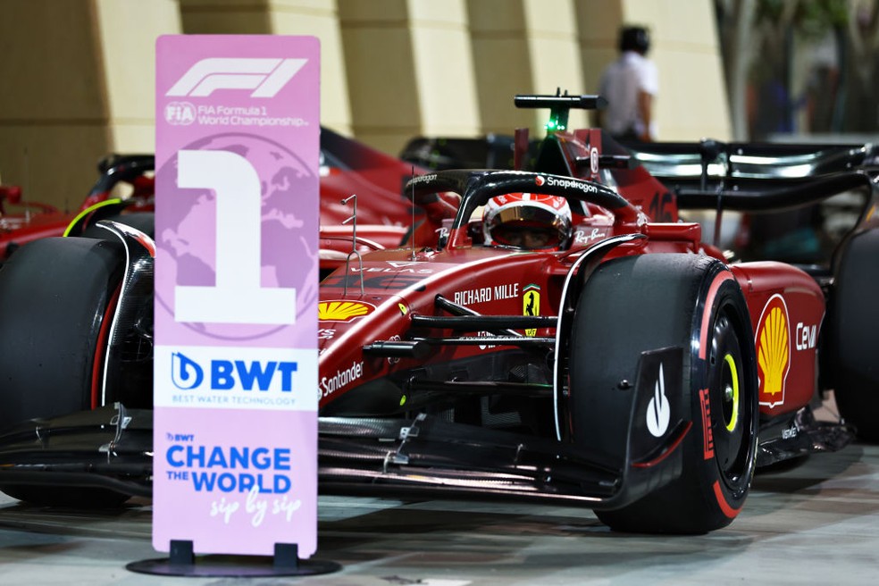 Charles Leclerc colocou Ferrari na frente na classificação do GP do Bahrein da F1 2022 — Foto: Lars Baron/Getty Images