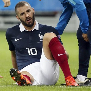 Benzema lesionado - França - Armênia (Foto: Reuters)
