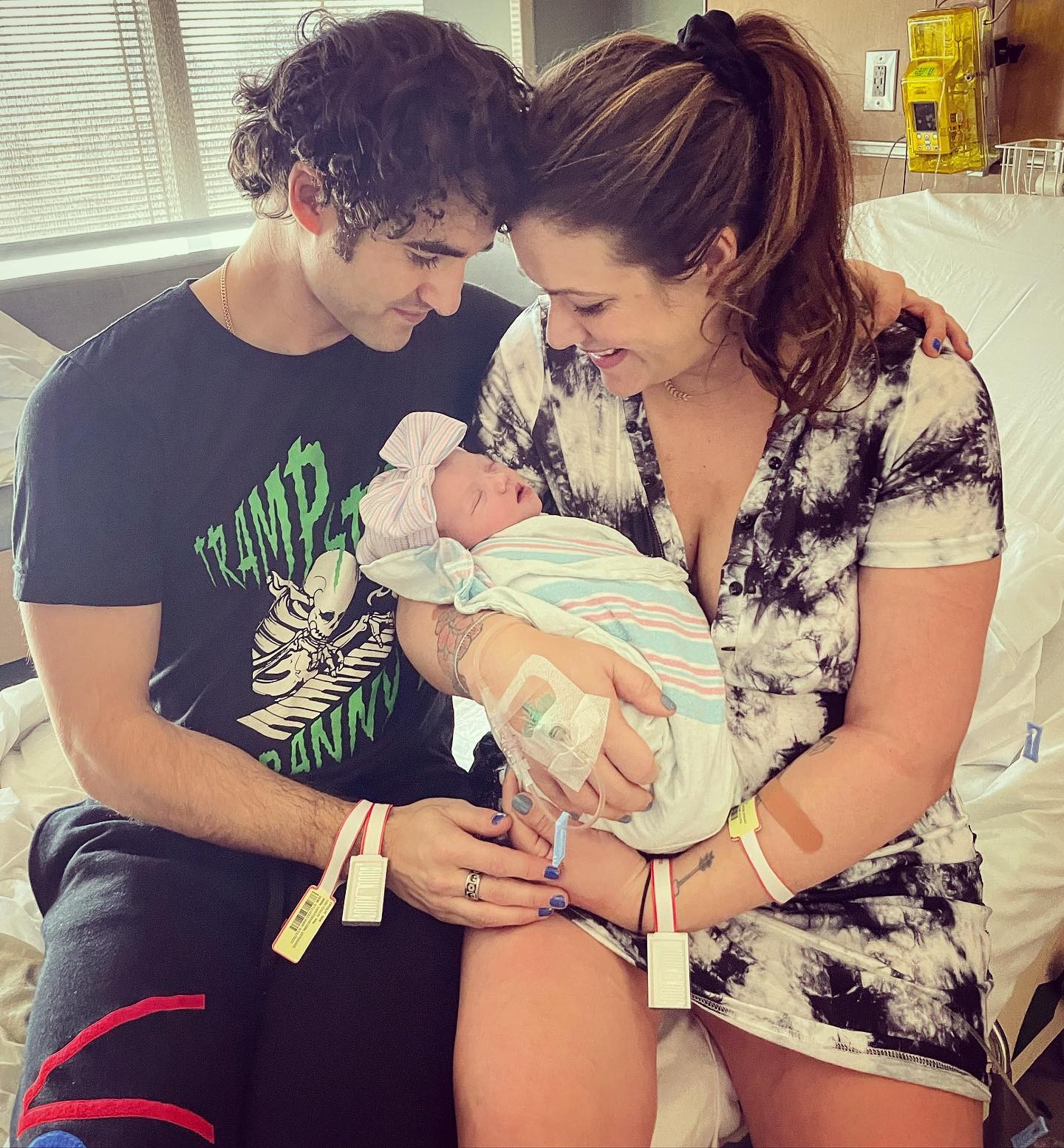 Darren Criss e a mulher, Mia, com a filha, Bluesy (Foto: Reprodução/Instagram)