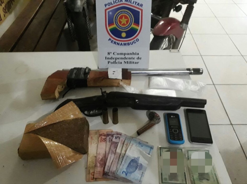 Armas, drogas, dinheiro e celulares foram apreendidos com o grupo criminoso na ter&ccedil;a (7) em Pesqueira (Foto: Pol&iacute;cia Militar/Divulga&ccedil;&atilde;o)