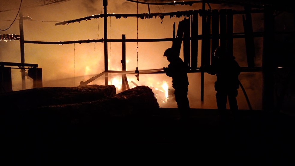 Incêndio destrói madeireira em Sinop (MT) — Foto: CBM/MT
