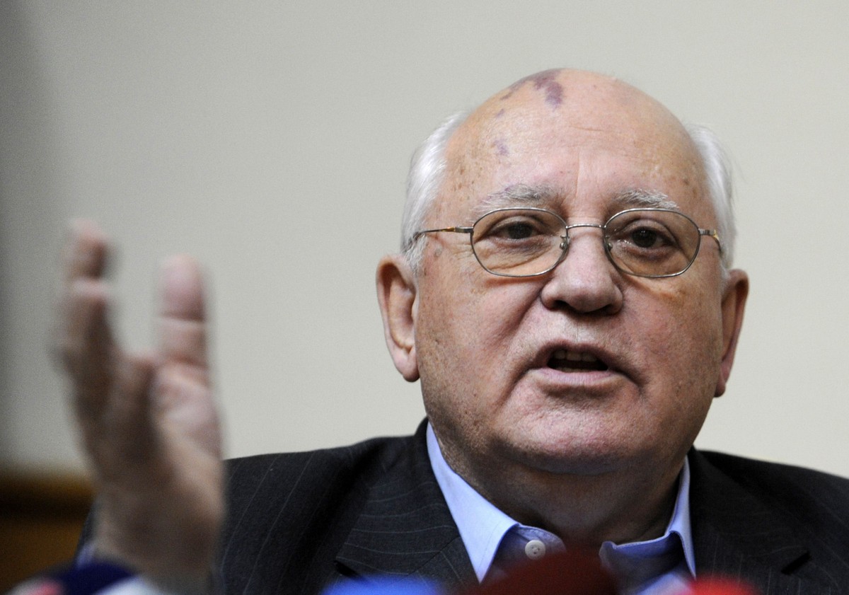 Роль горбачева в гдр кто играет. Горбачов. Горбачев предатель. Объединение Германии Горбачев.