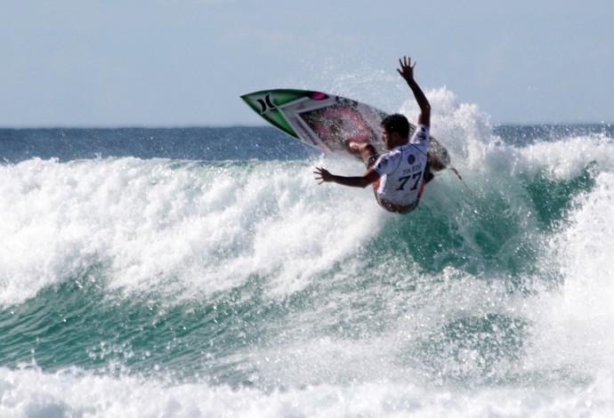 Filipe Toledo faz aéreo no round 4 da etapa de Gold Coast do Mundial de Surfe (Foto: Luciana Pinciara)