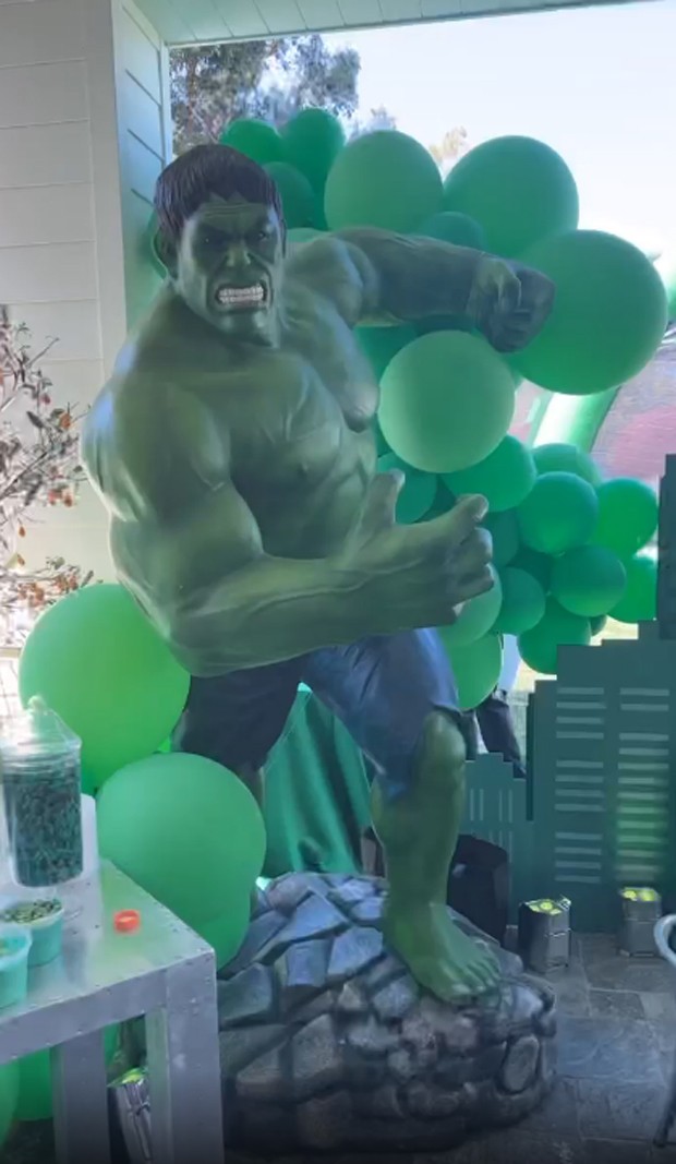 Kim Kardashian promove festão com tema Hulk para os 3 anos de Psalm (Foto: Reprodução / Instagram)