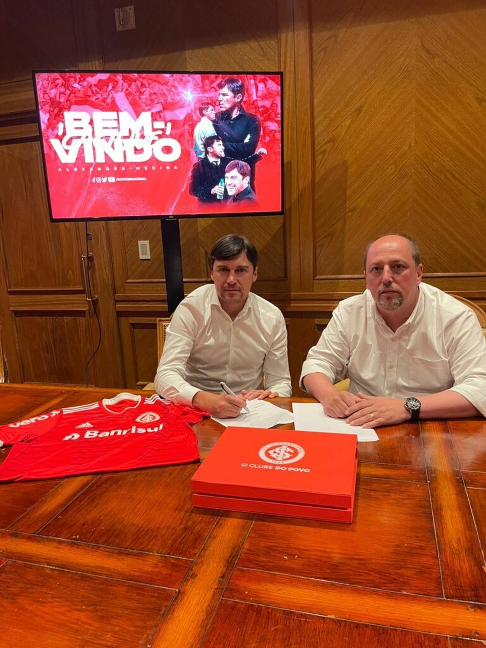 Alexander Medina assina contrato ao lado do presidente Alessandro Barcellos � Foto: Divulga��o / Internacional