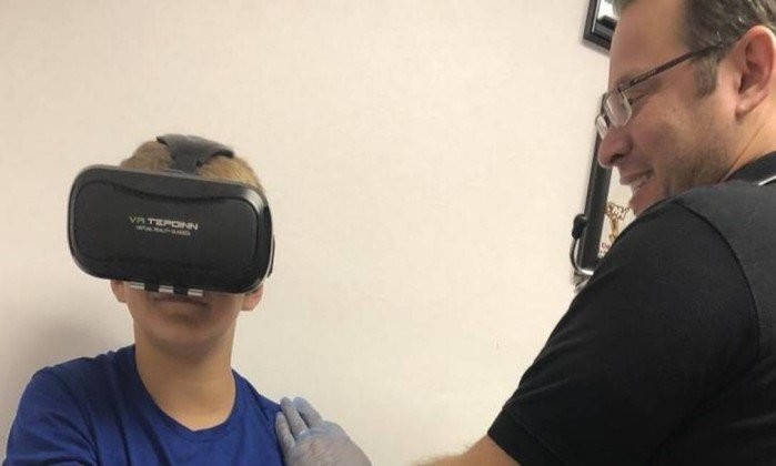  Chad Rudnick aplica vacina em criança usando óculos de realidade virtual  (Foto:  Florida Atlantic University)