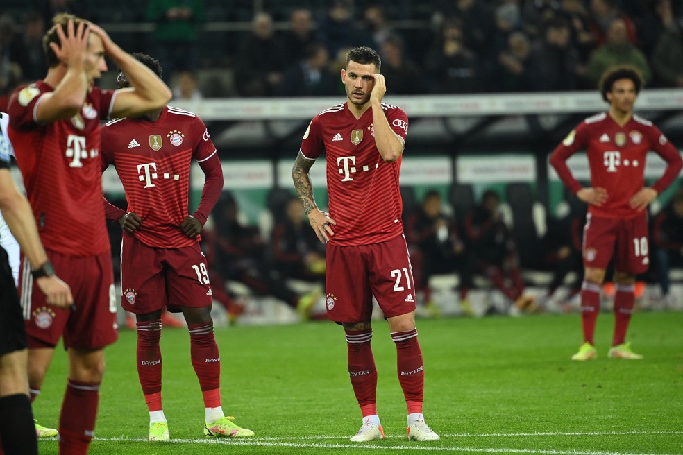 Goretzka e Lucas Hernandez desolados com derrota do Bayern de Munique para o Borussia Mönchengladbach — Foto: Ina Fassbender / AFP