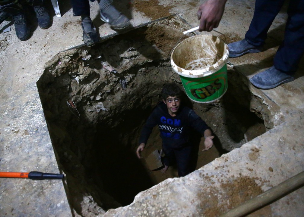 Homem em túnel na cidade de Hamouriyeh, controlada pelos rebeldes (Foto: Reuters/Bassam Khabieh)