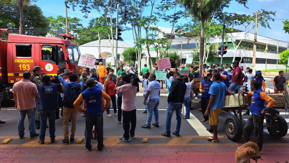 Trabalhadores do transporte, carroceiros e cadeirantes fazem protesto unificado em Teresina  — Foto: Renan Nunes/TV Clube