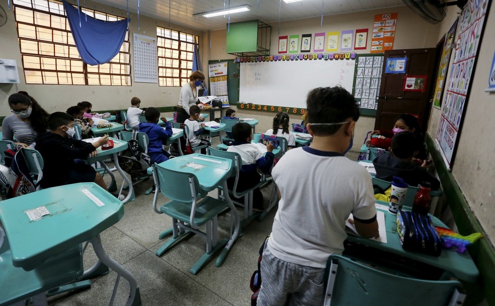 Excesso. Alunos em sala de aula: segundo a CGU, edital do FNDE previa a compra de dez milhões de mesas e cadeiras escolares, o dobro do considerado necessário; Fundo diz que suspendeu o pregão — Foto: Fabiano Rocha / Agência O Globo