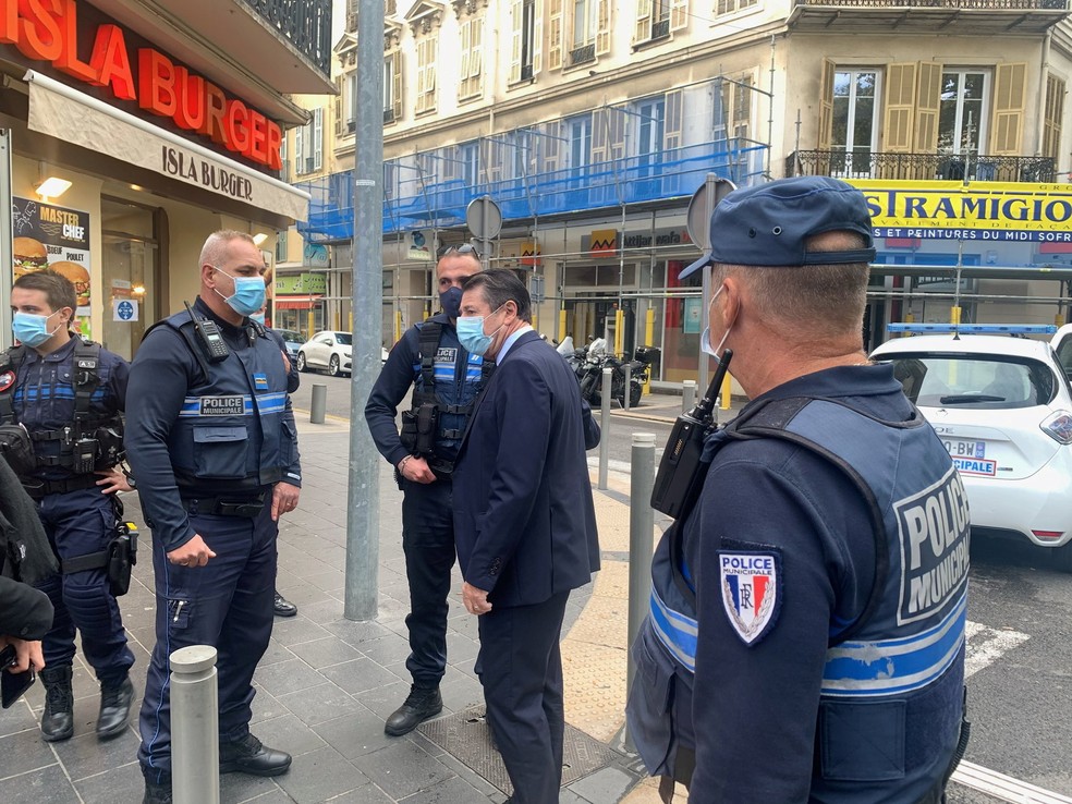 O prefeito de Nice, Christian Estrosi, conversa com a polícia municipal no local do ataque a faca que deixou mortos e feridos na França — Foto: Reprodução/Twitter