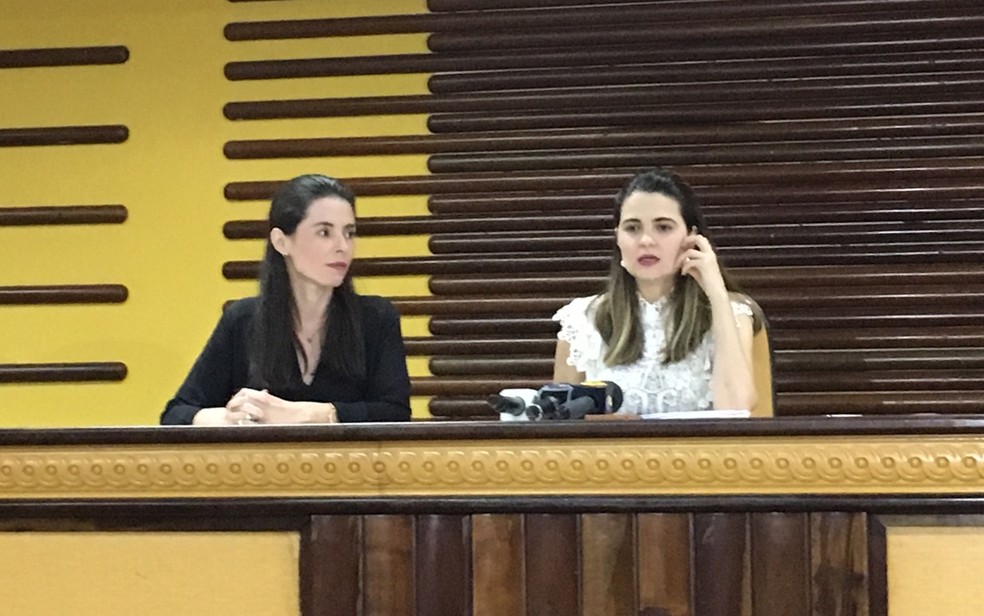 Promotoras Paula Moraes de Matos e Gabriella Clementino explicam detalhes da denúncia contra João de Deus — Foto: Sílvio Túlio/G1
