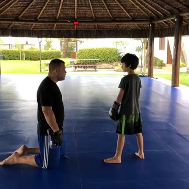 Kauai, filho de Danni Suzuki, pratica arte marcial (Foto: Reprodução / Instagram)