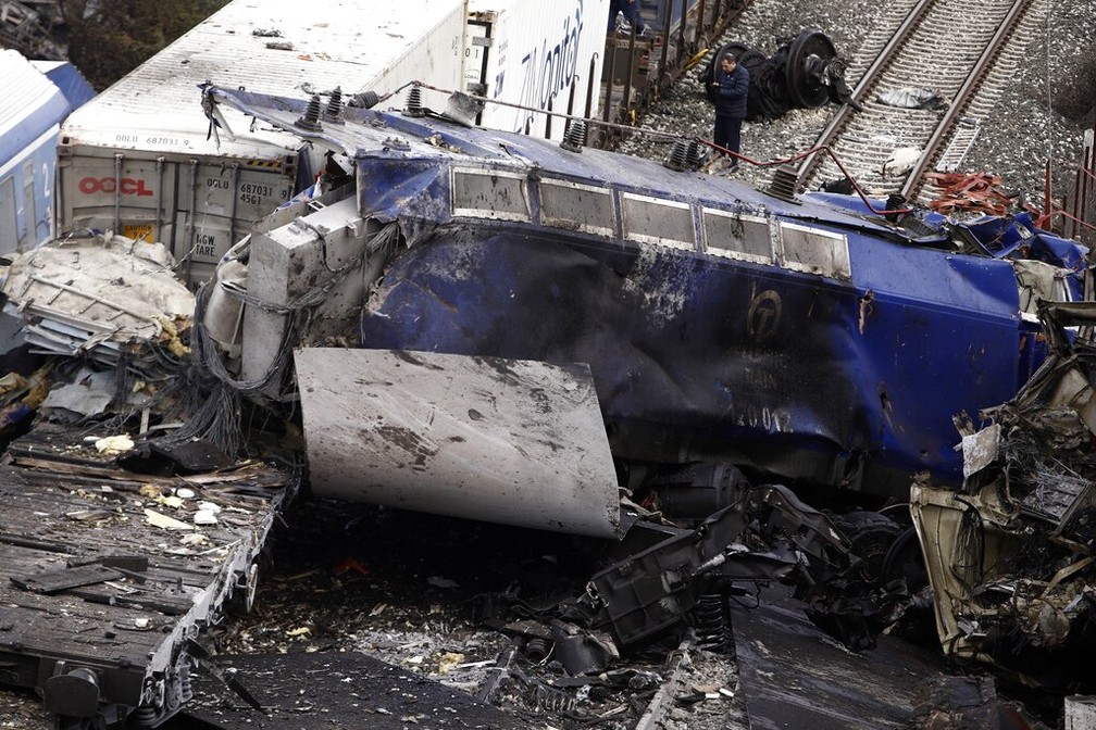 Um dos vagões do trem de passageiro com outro de carga em Larissa, no leste da Grécia, em 28 de fevereiro de 2023. — Foto: Giannis Papanikos/ AP