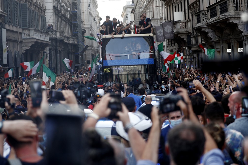 Desfile não seria realizado, mas jogadores insistiram e foram às ruas de Roma para celebrar título da Itália na Eurocopa — Foto: Guglielmo Mangiapane/Reuters