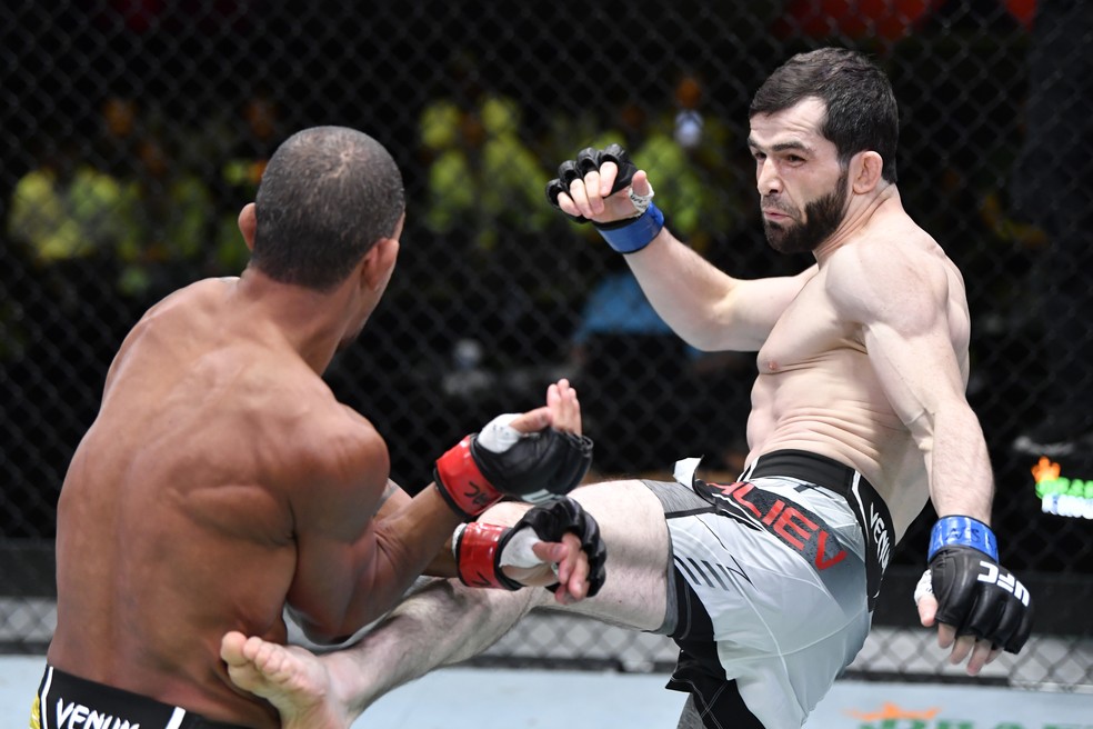 Timur Valiev teve maior volume de golpes que Raoni Barcelos — Foto: Getty Images