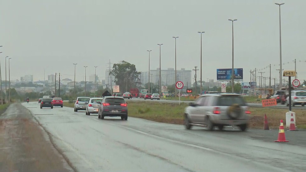 Trânsito flui bem no primeiro dia de inversão da BR-070 — Foto: TV Globo/Reprodução