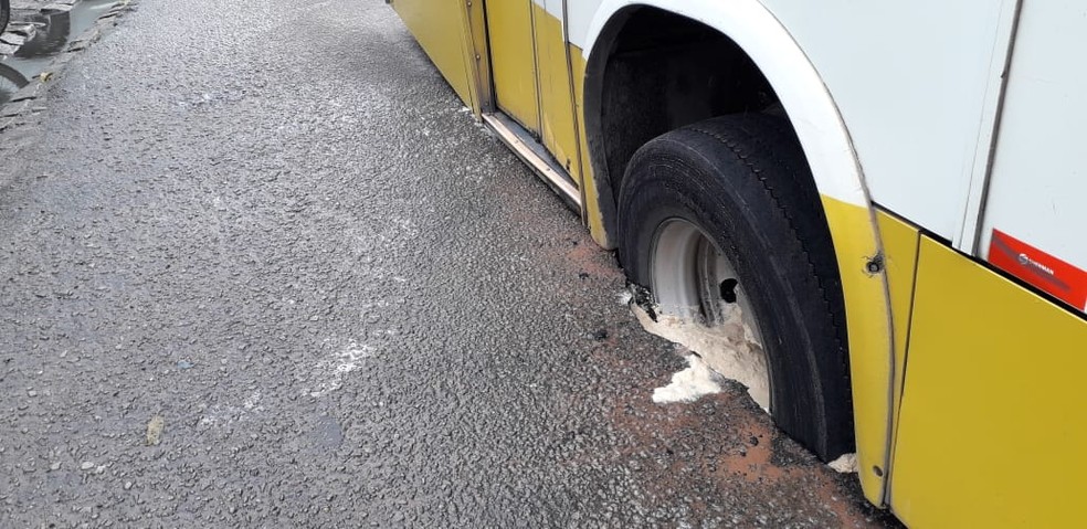 Pneu de &Atilde;&acute;nibus caiu dentro de buraco na Zona Norte de Natal e ve&Atilde;&shy;culo foi puxado com guincho &acirc;Â€Â” Foto: Kl&Atilde;&ordf;nyo Galv&Atilde;&pound;o/Inter TV Cabugi