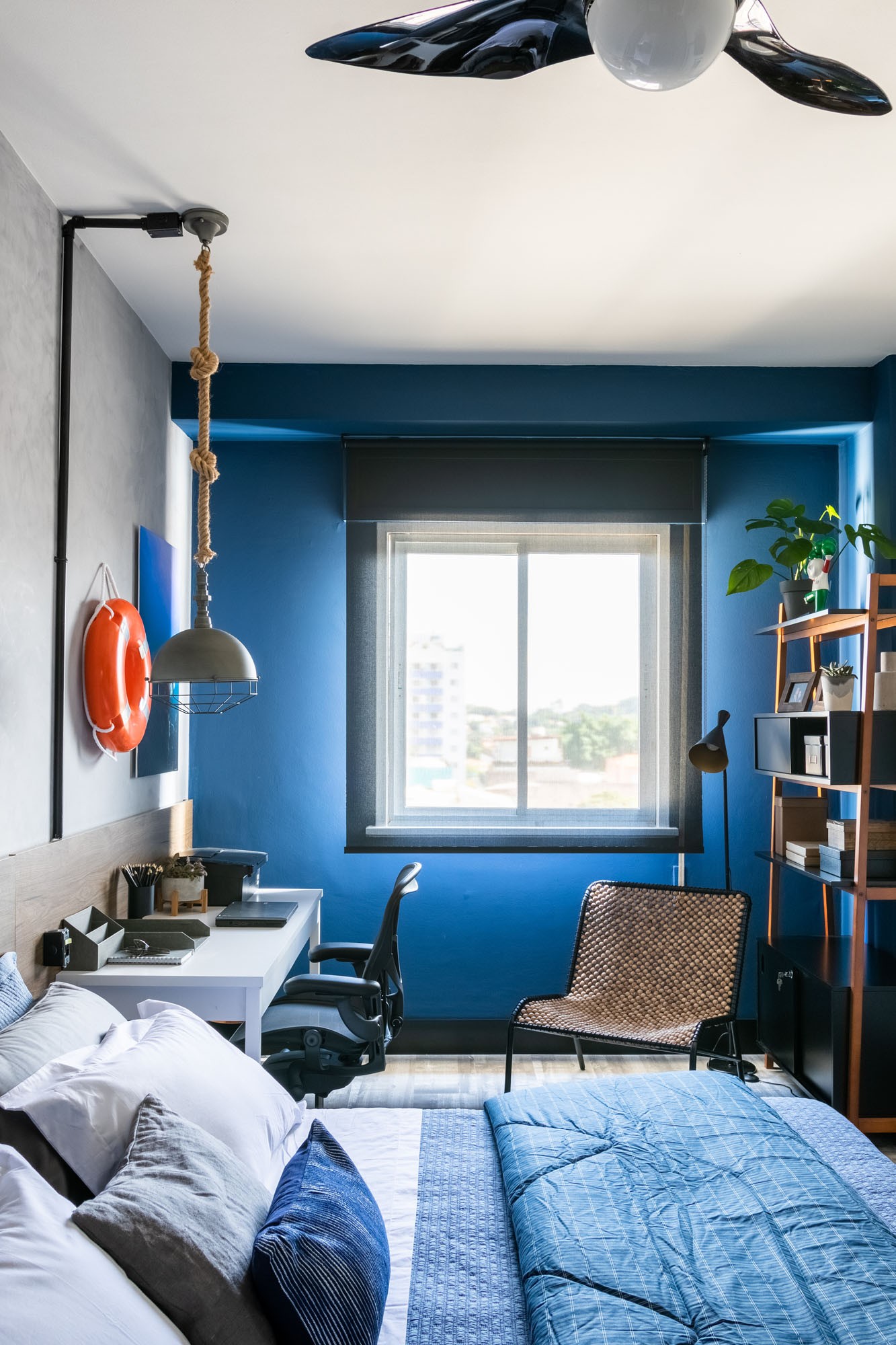 Décor do dia: quarto industrial com parede na cor Classic Blue (Foto: Divulgação)