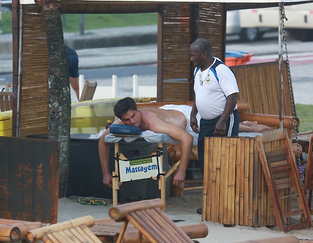 Thiago Lacerda faz massagem em praia (Foto: Dilson Silva/AgNews)