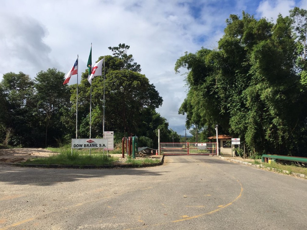 Entrada da Dow, no caminho entre BA-001 e comunidade (Foto: Alan Oliveira/G1)